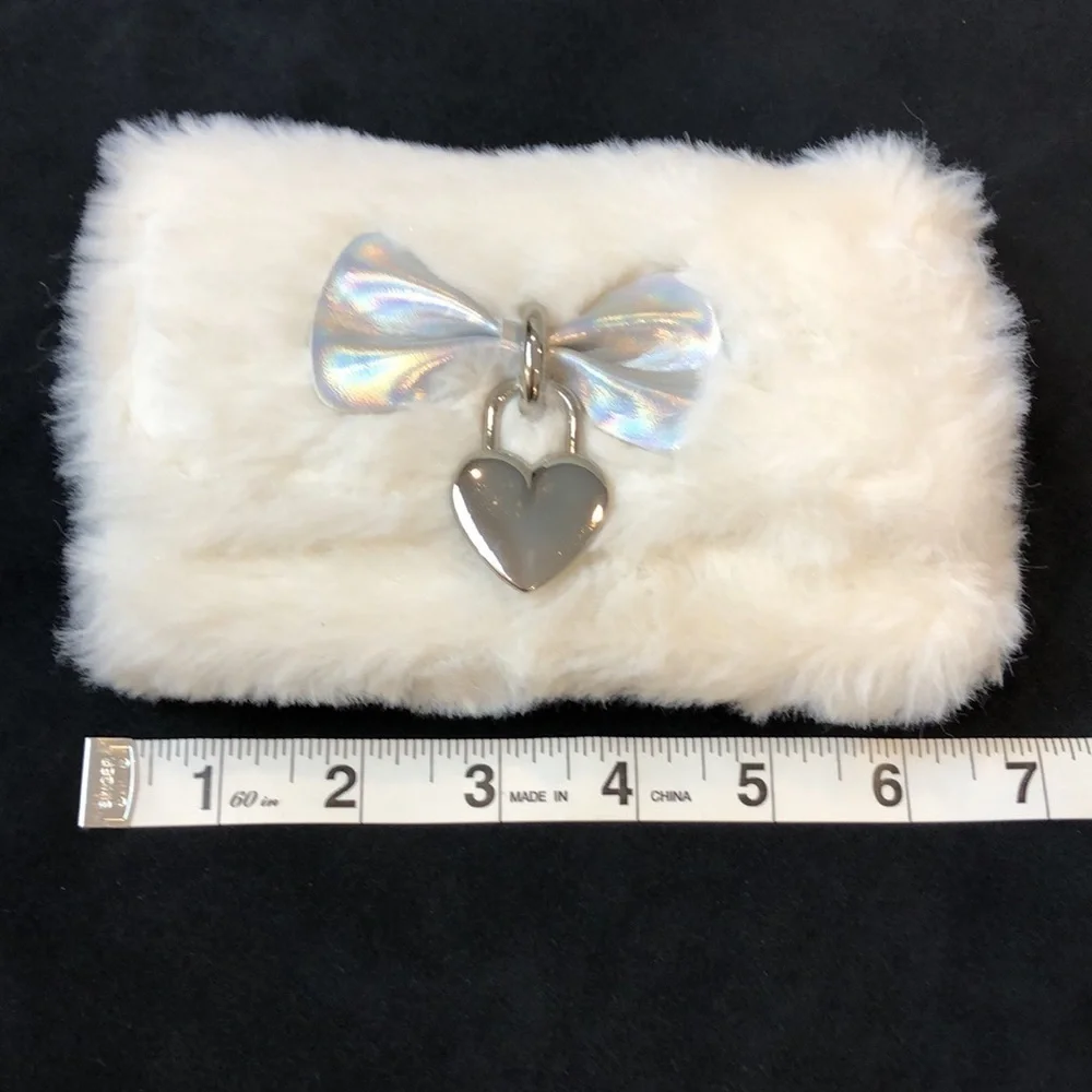 Claire’s Winter Holiday Bow Faux Fur Wallet‎
